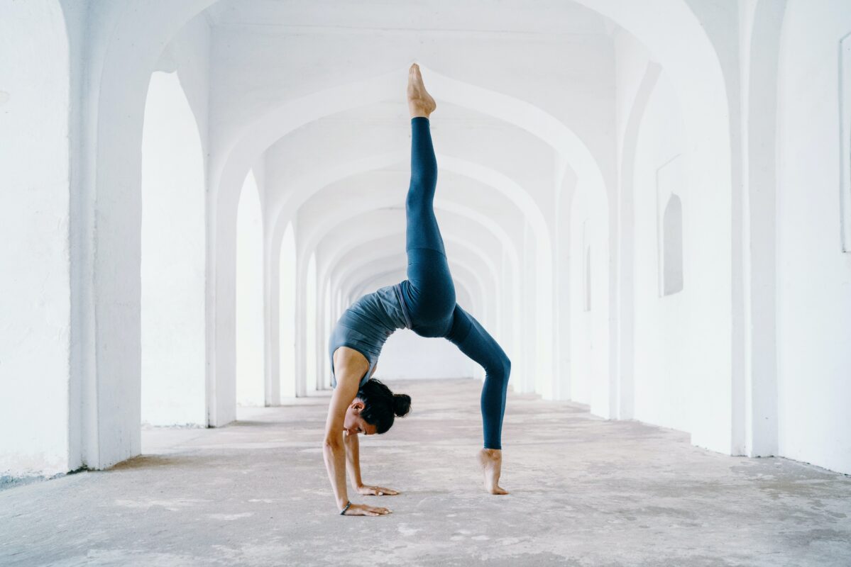 Yogini beim Yoga